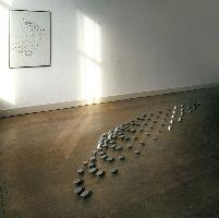 Paul de Kort, MERGE, 1999, potlood/papier, 1 x 0.73 m. en

ANAMORFOSIS, 1996, aluminium staaf, gezaagd, 81 delen, 0.05 x 3.60 x 0.70 m.
PHŒBUS•Rotterdam